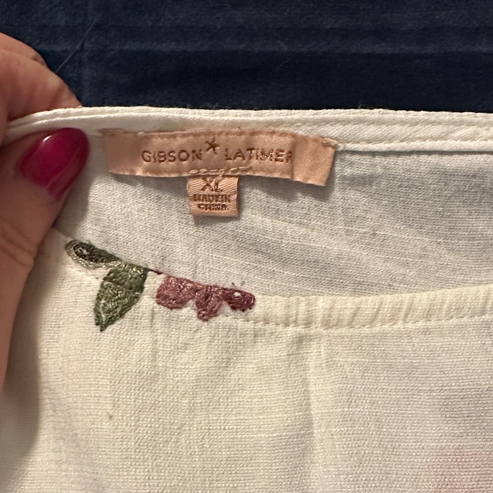 Gibson Latimer White Top with Floral Accents - Picture 2 of 7